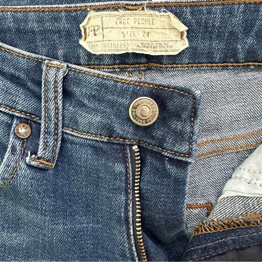 Free People Flare Jeans SZ 24 Mid Rise Distressed - Picture 4 of 8